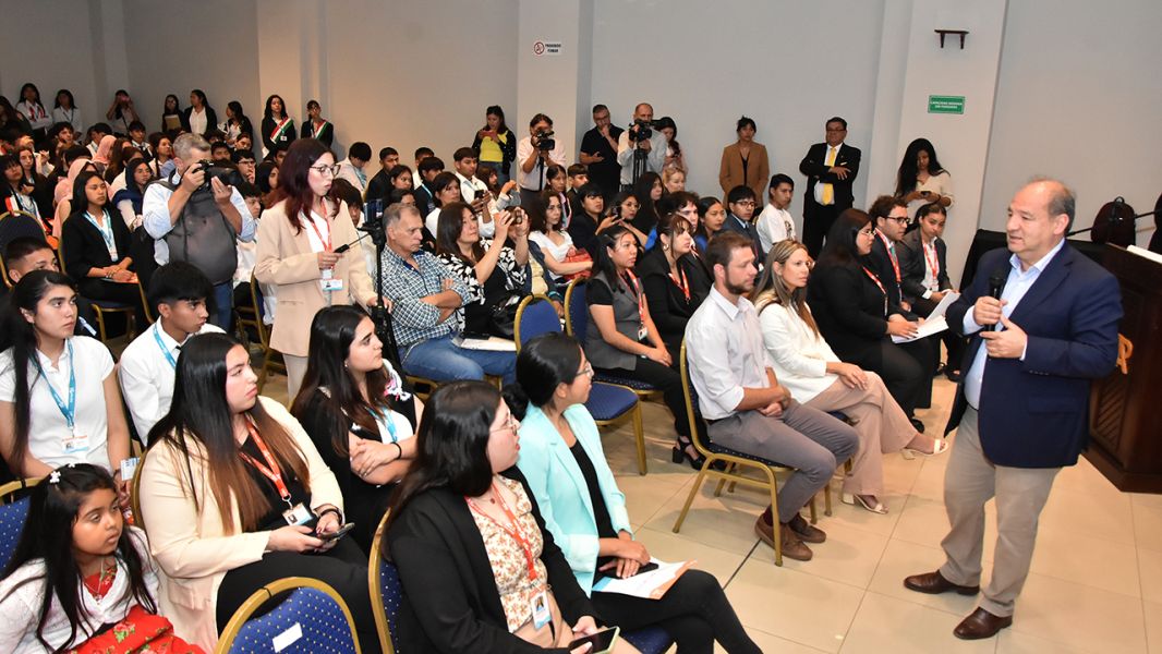 El ministro Villada durante el acto de apertura de OAJNU.