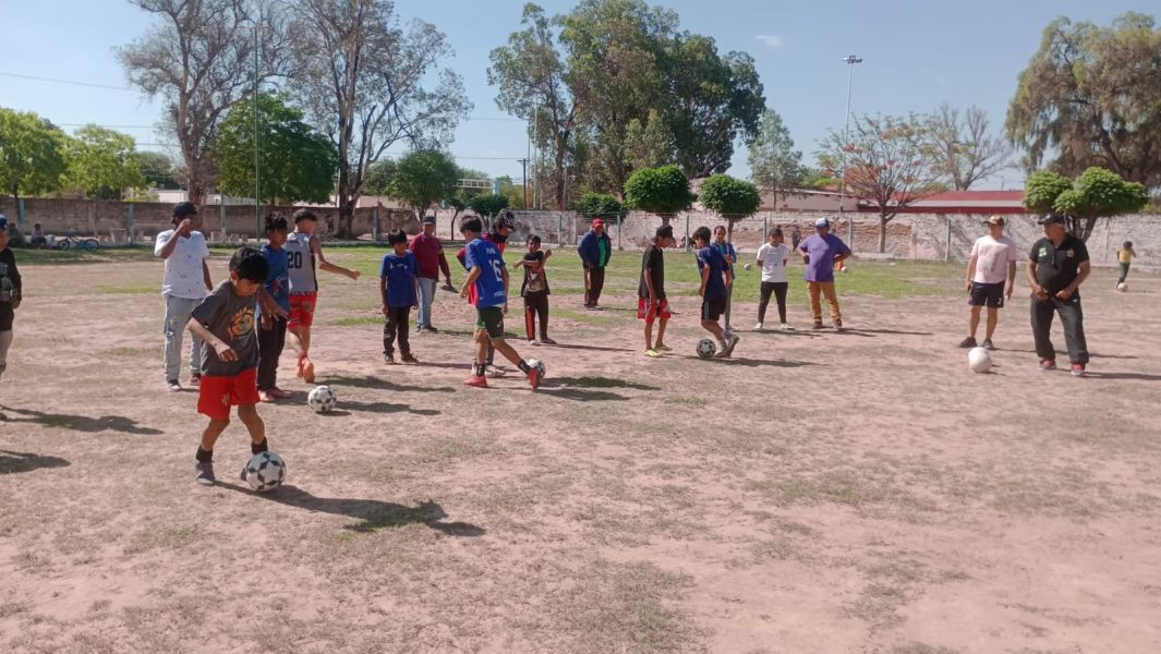 Futbolistas originarios de Coronel Juan Solá recibieron capacitación integral