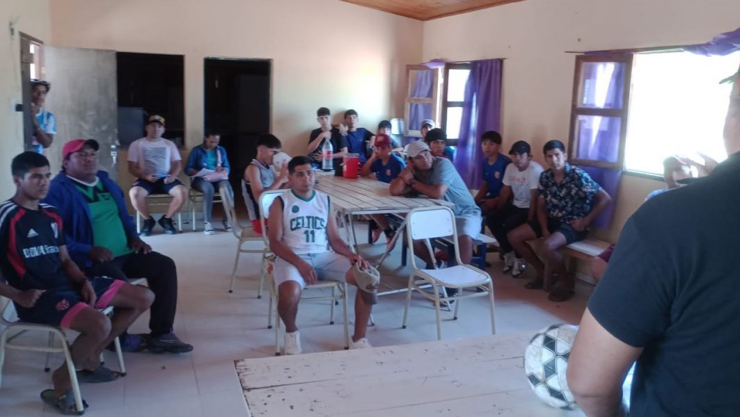 Futbolistas originarios de Coronel Juan Solá recibieron capacitación integral