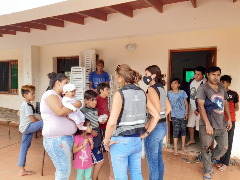 El Gobierno brinda contención a familias afectadas por temporal en Apolinario Saravia