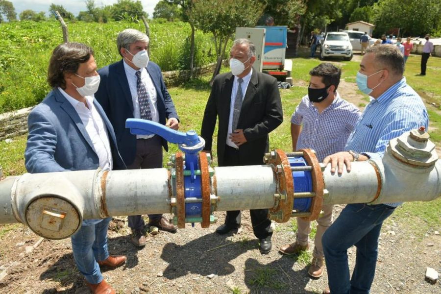 El gobernador Sáenz recorrió la obra de las cisternas circulares que abastecen de agua a la localidad