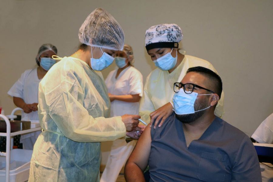 El enfermero Matías Guaymás fue el primer trabajador de la salud en recibir ambas dosis de la vacuna Sputnik V