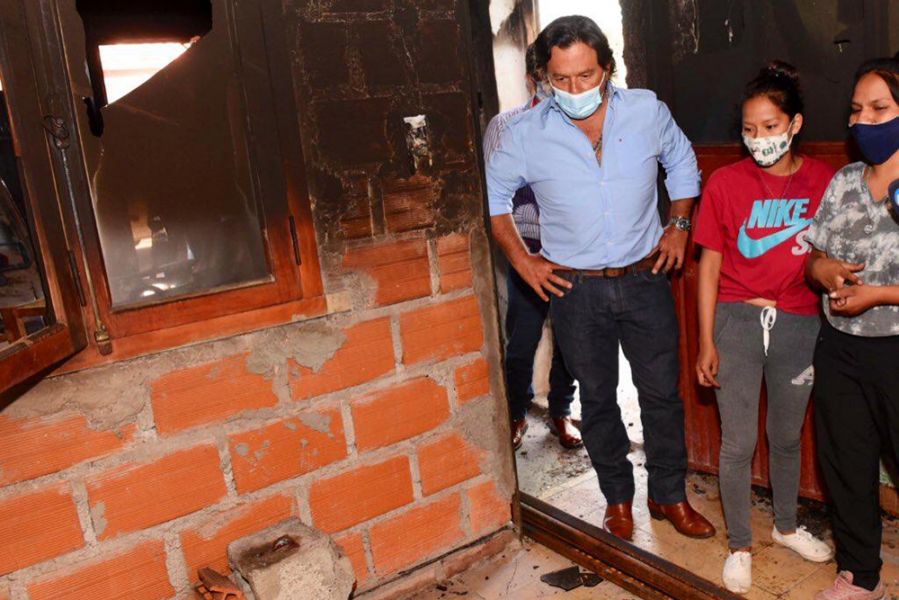 El Gobernador visitó a la familia que anoche sufrió un incendio y se comprometió a ayudarla