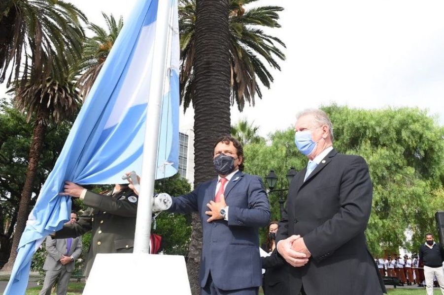 Izamiento de  bandera.