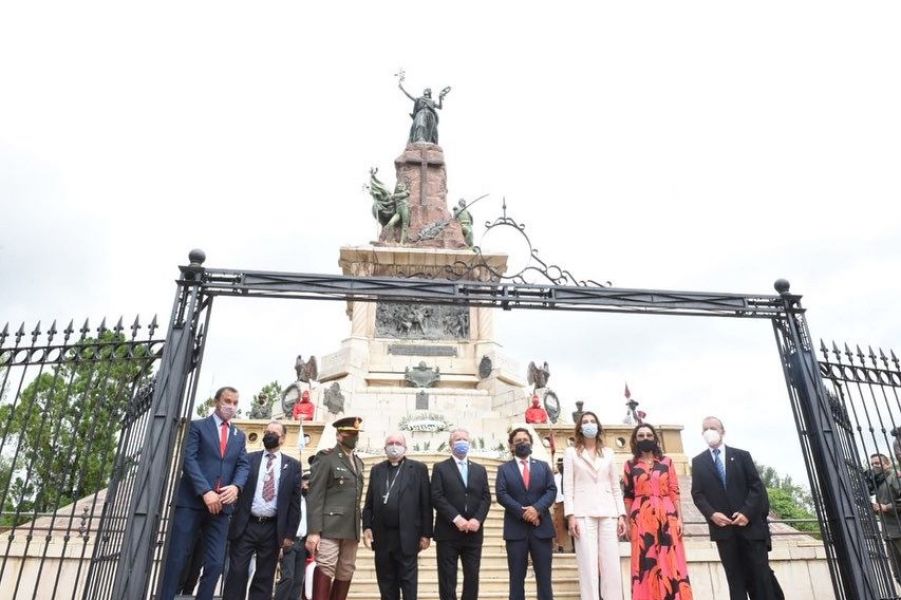 Acto en Monumento 20 de Febrero.