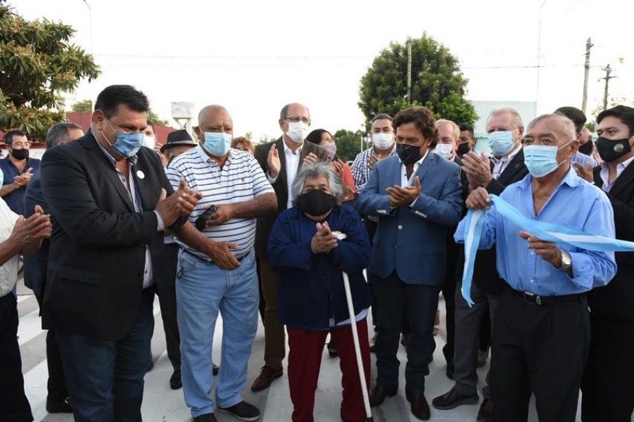 Desarrollo urbano en El Carril: Sáenz inauguró nuevas luminarias y pavimento.