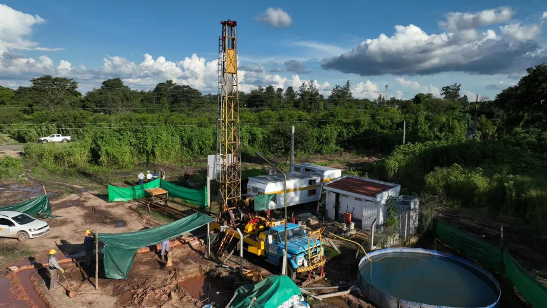El gobernador Sáenz supervisó el avance de un nuevo pozo de agua que reforzará el sistema de Tartagal.
