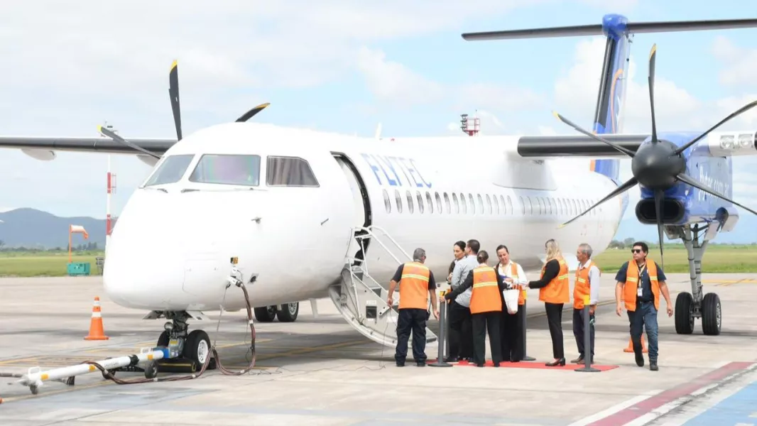22544-saenz-destaco-la-inversion-privada-y-el-crecimiento-minero-en-la-presentacion-del-avion-dash-8