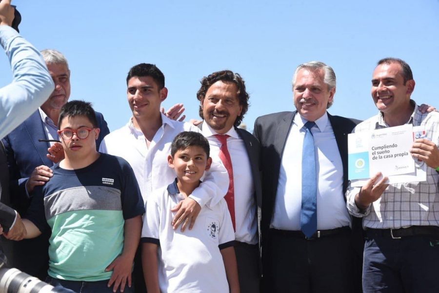 El gobernador Sáenz y el presidente Fernández entregaron en Pereyra Rozas la vivienda y crédito 40 mil del país
