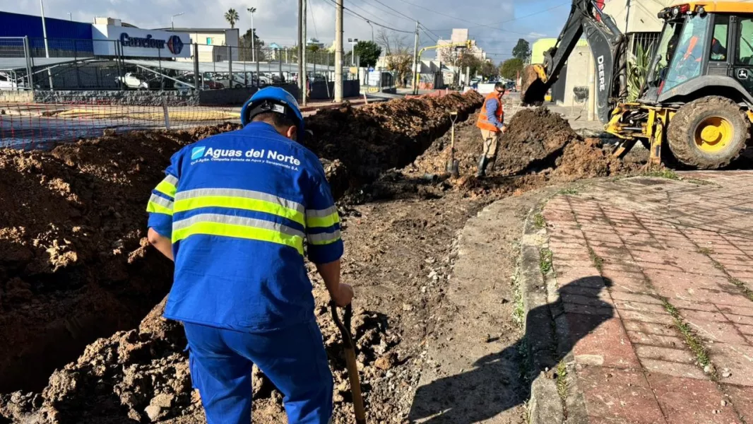 Aguas del Norte renovó nuevos tramos de cañerías en calle Junín