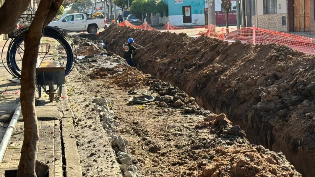 Aguas del Norte renovó nuevos tramos de cañerías en calle Junín