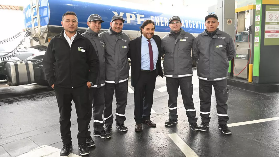 El gobernador Sáenz y el CEO de YPF inauguraron en Salta la primera RefiPlus del país.