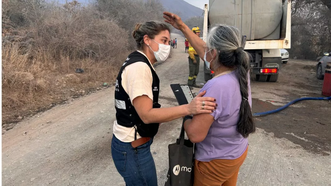 Cuadrillas trabajan en la sofocación de nuevos incendios de pastizales activados por el viento Zonda