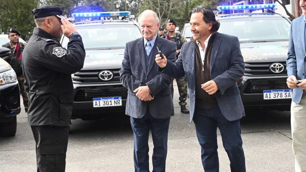 Sáenz entregó 10 nuevos móviles policiales y ya renovó el 60% del parque automotor de la Fuerza