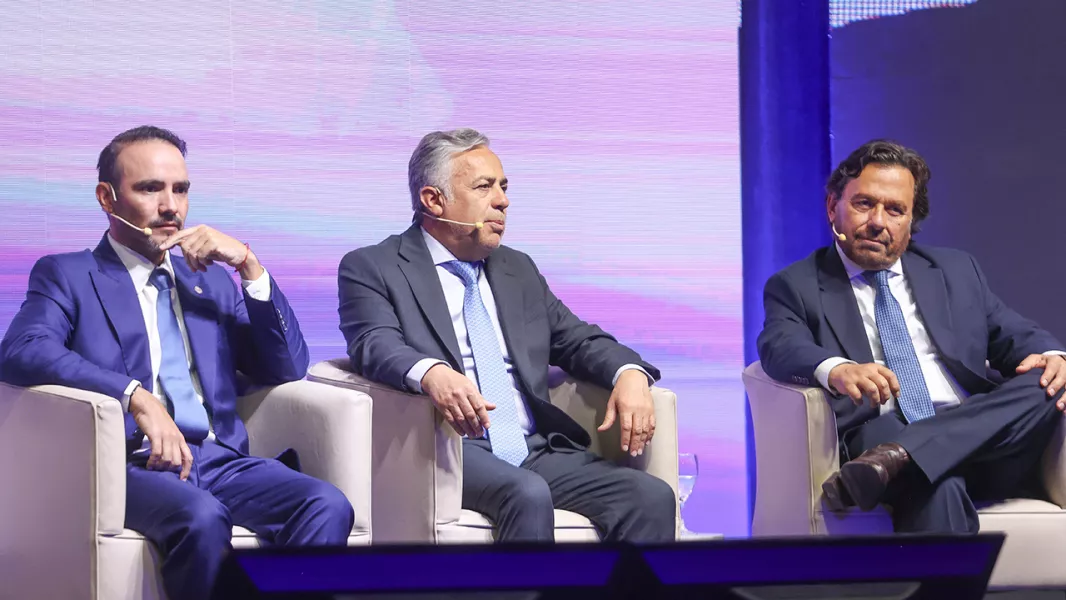 El gobernador Gustavo Sáenz en el ciclo Democracia y Desarrollo