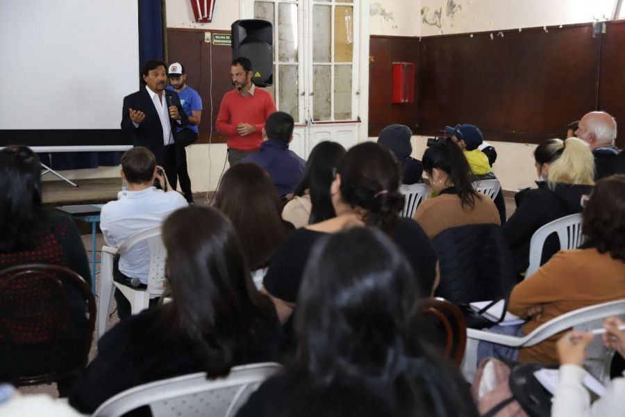 El gobernador Sáenz entregó tablets a pequeños emprendedores barriales salteños.