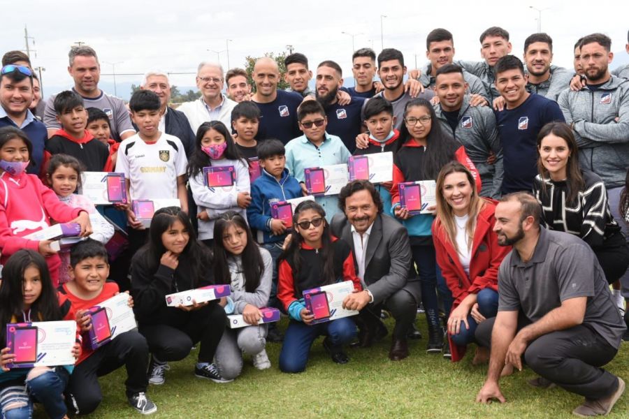 Sáenz entregó tablets a alumnos que visitan Salta por primera vez del paraje Cerro Negro, La Poma.