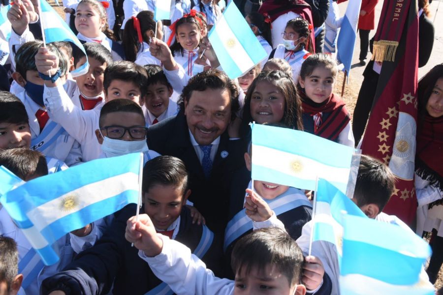 En el Día de la Bandera, Sáenz recordó que la enseña patria es el símbolo de nuestra soberanía y la expresión de nuestra historia