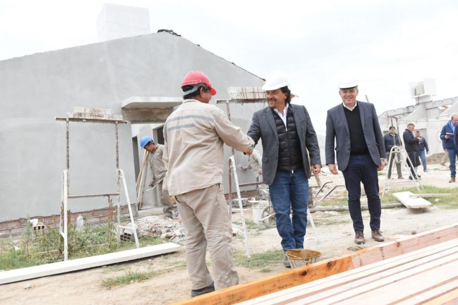 Sáenz verificó el avance de la construcción de 100 viviendas en la ciudad de Orán