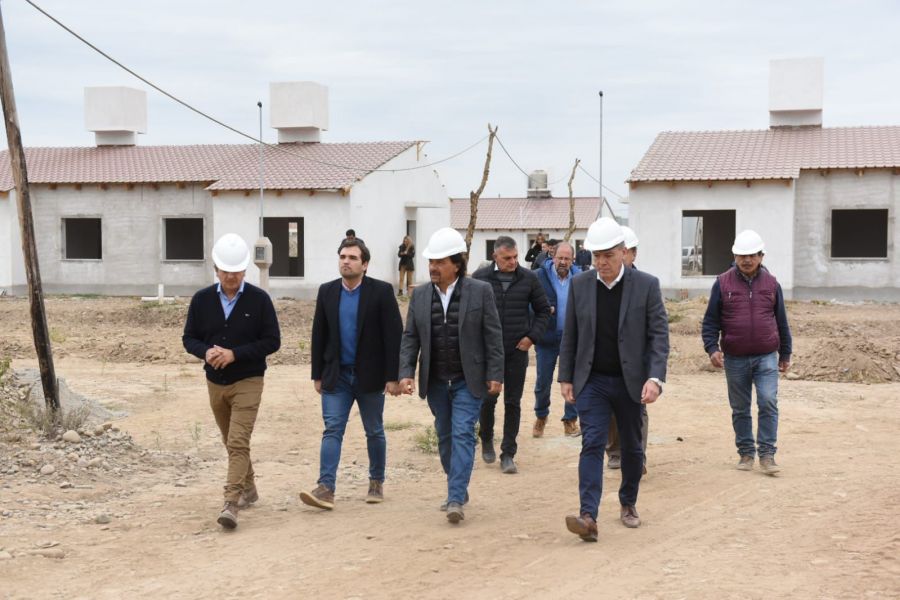 Sáenz verificó el avance de la construcción de 100 viviendas en la ciudad de Orán