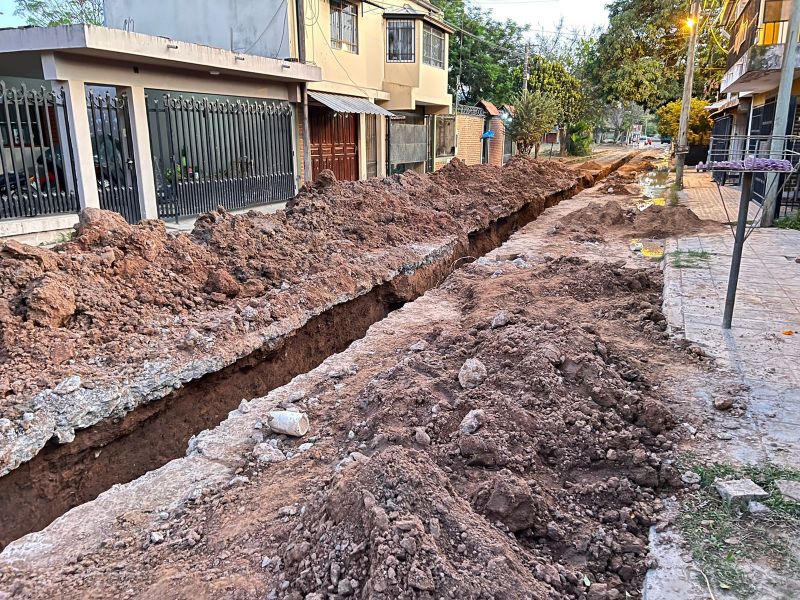 Más obras de agua y saneamiento en Tartagal: Sáenz recorrió los trabajos en barrio Supe