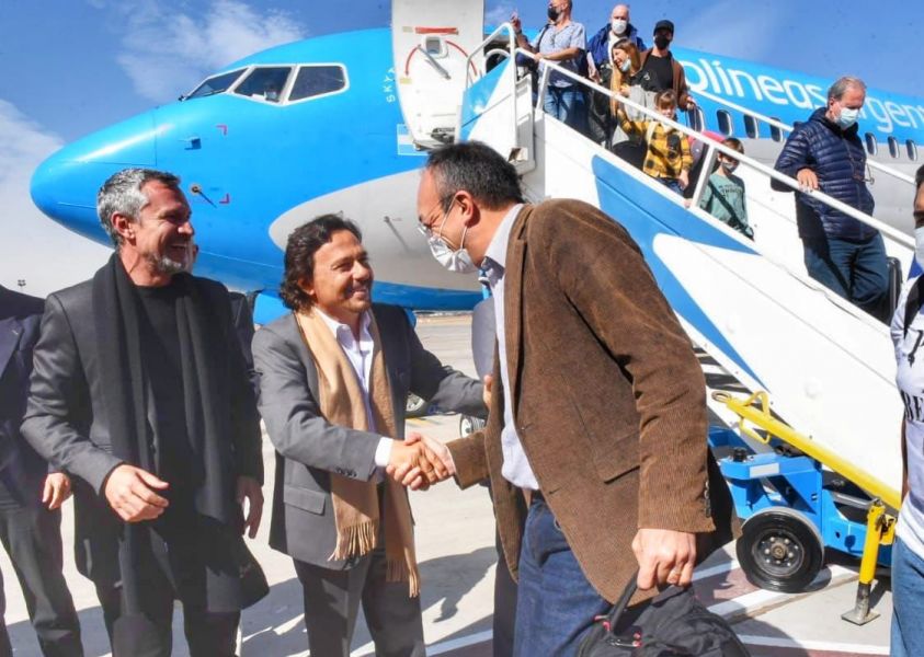 Sáenz recibió el primer vuelo desde San Pablo que posiciona a Salta como un centro de conexión aérea en el NOA