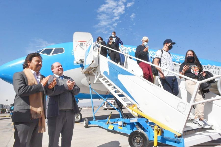 Sáenz recibió el primer vuelo desde San Pablo que posiciona a Salta como un centro de conexión aérea en el NOA