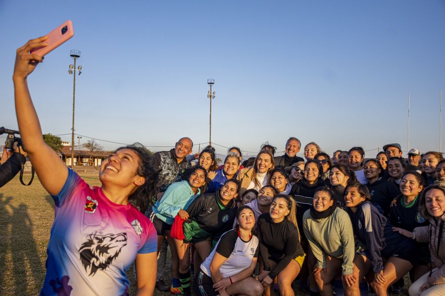 The British Ambassador to Argentina participated in women's rugby activities