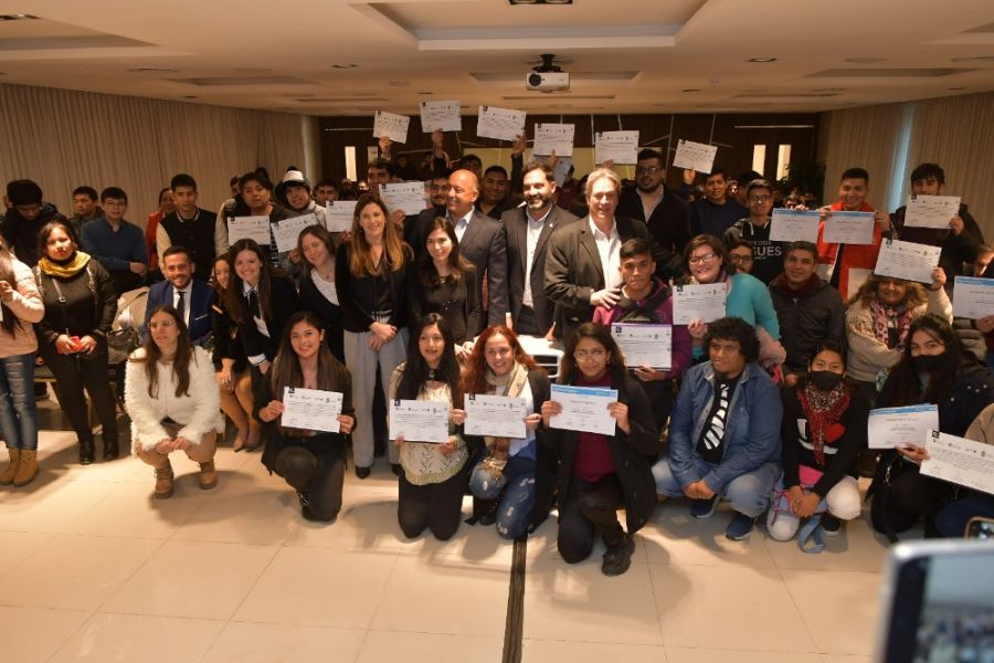 Entrega de certificados a jóvenes y adultos que formaron parte de los cursos de Mil Programadores y Argentina Programa.