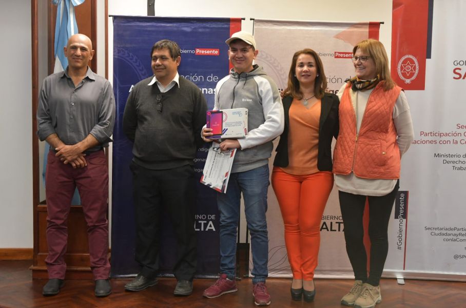Estudiantes indígenas de la UNSa recibieron las Becas Maxi Sánchez y tablets