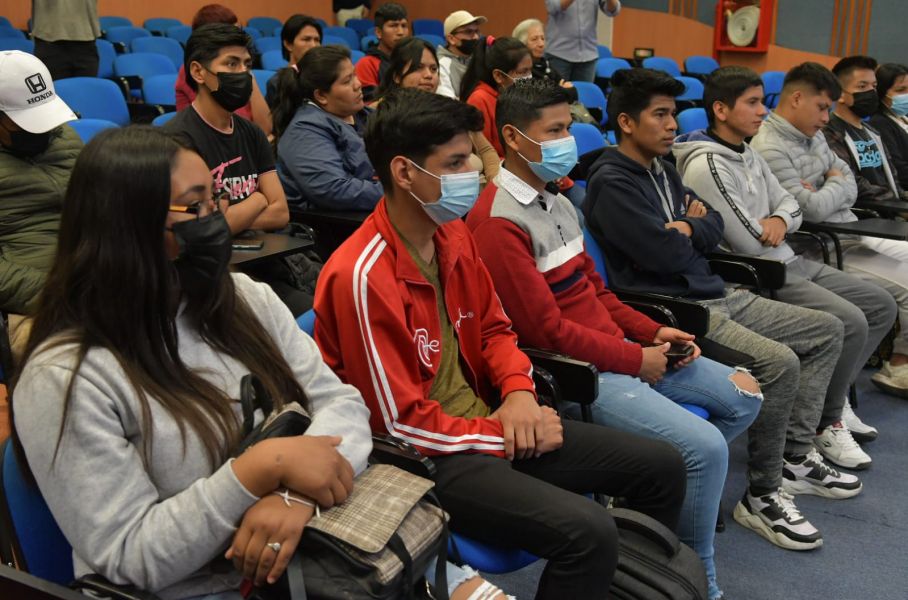 Estudiantes indígenas de la UNSa recibieron las Becas Maxi Sánchez y tablets