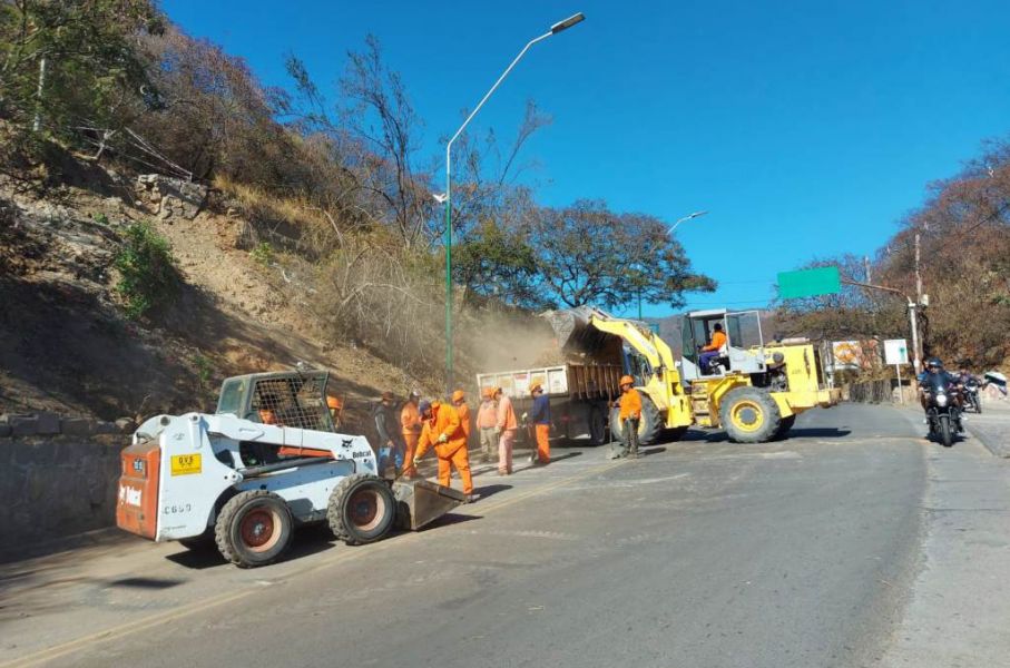 Vialidad realizó tareas de limpieza de calzada en la zona del cerro San Bernardo