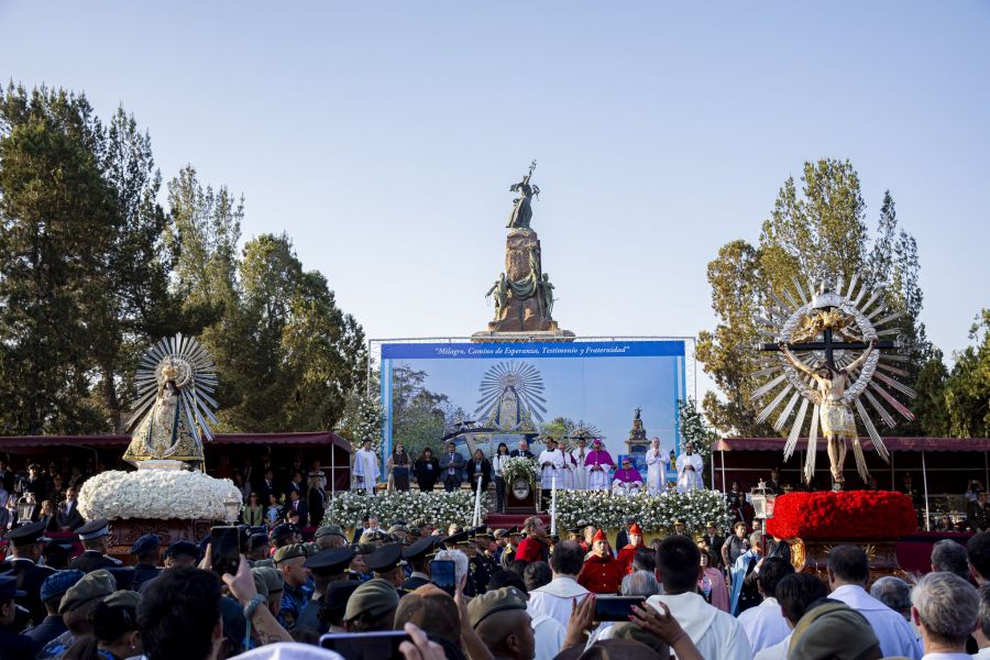 El Milagro de Salta se vivió con miles de turistas en peregrinaciones y la procesión