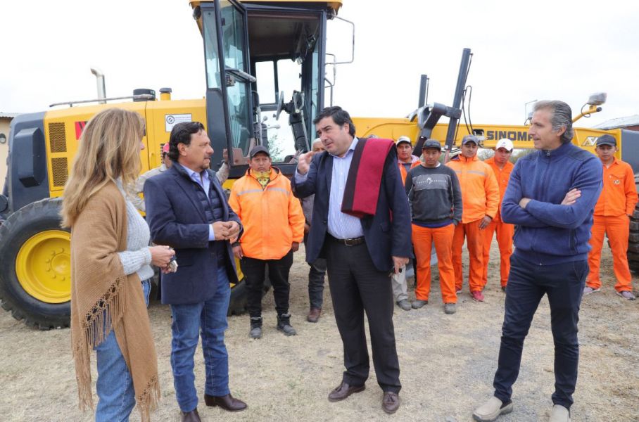 El gobernador Sáenz entregó maquinaria para la red vial comunal rural de Rivadavia y Anta