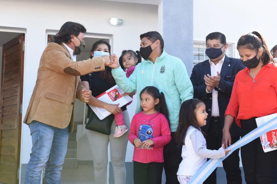 El gobernador Gustavo Sáenz durante el acto en el que se entregó las viviendas a familias de Salta.