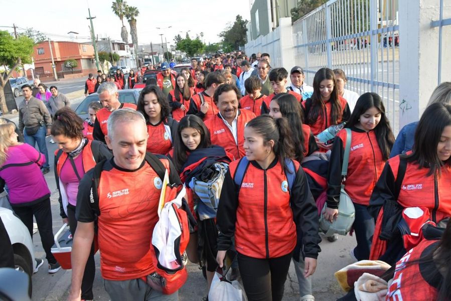Sáenz despidió a la delegación salteña de más de 900 jóvenes deportistas que participarán en Mar del Plata de los torneos Evita
