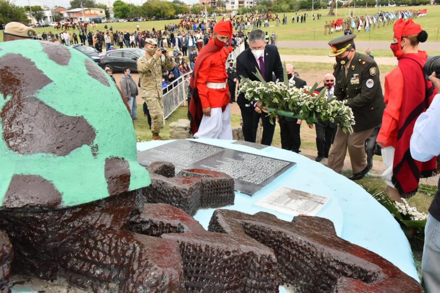 Se realizó la colocación de ofrendas florales a los pies del Monumento a los Caídos