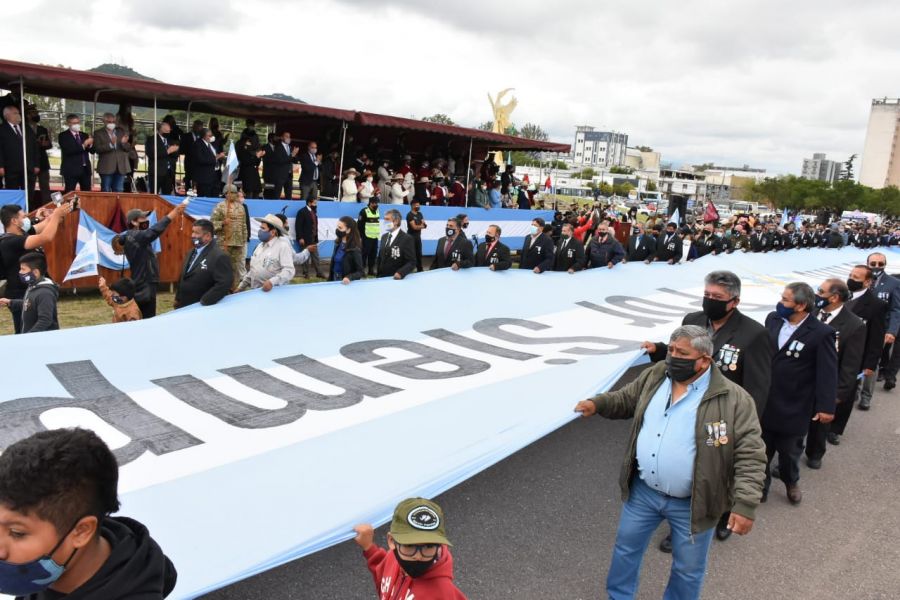 Las actividades oficiales finalizaron con un desfile cívico-militar