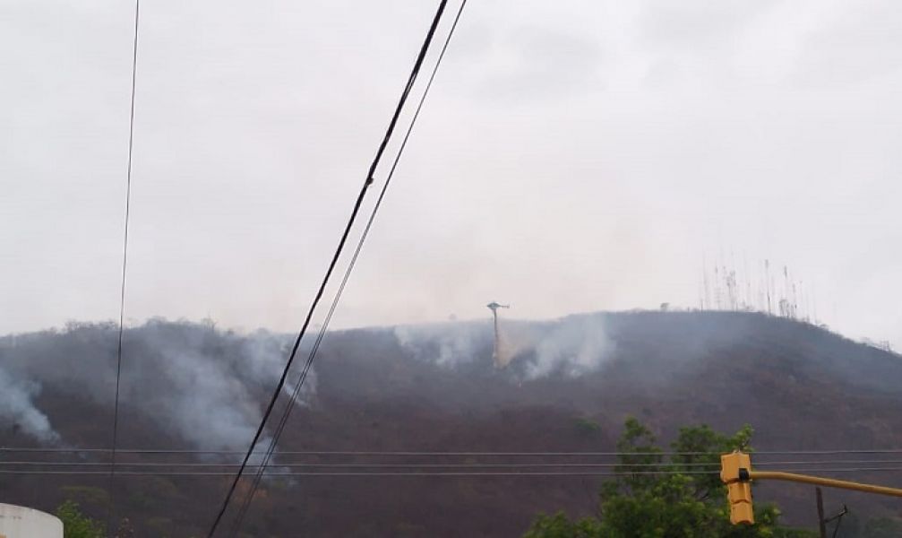 Con el helicóptero hidrante refuerzan las tareas de sofocación de focos ígneos en el Cerro 20 de Febrero