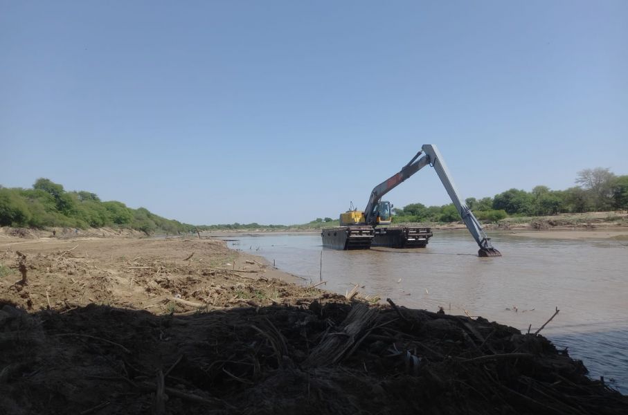 Recursos Hídricos realiza tareas de defensa en el río Pilcomayo