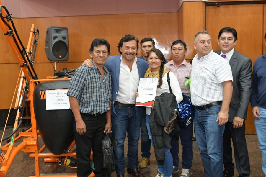 Sáenz entregó maquinarias y herramientas a 176 emprendedores salteños para fortalecer sus proyectos