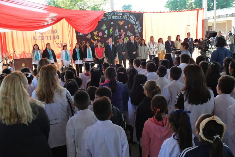 Más de 470 mil alumnos iniciaron hoy las clases en Salta: Sáenz abrió el ciclo lectivo 2023