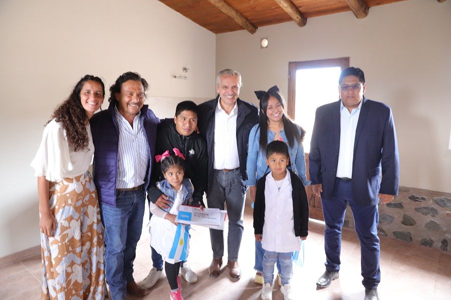 Una familia salteña de la Poma recibió las llaves de la casa 90.000 del país