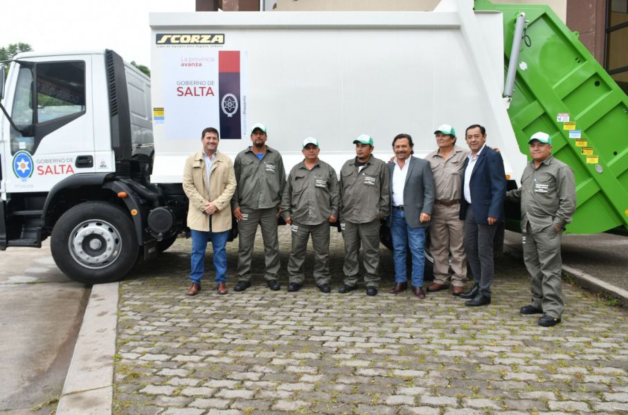 Sáenz entregó a tres municipios, nuevos camiones compactadores de residuos