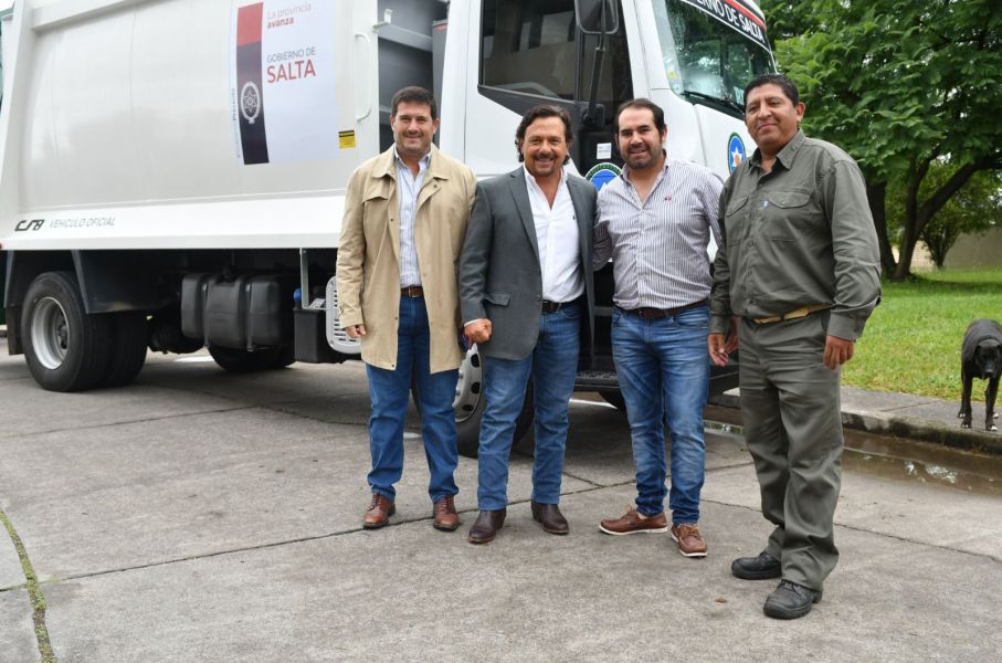 Sáenz entregó a tres municipios, nuevos camiones compactadores de residuos