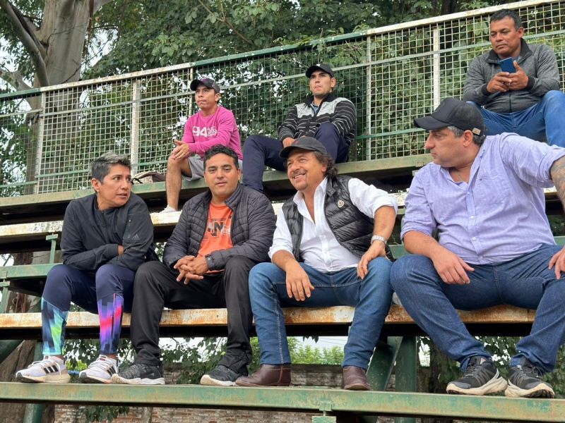 En Tartagal, el Gobernador Sáenz asistió a un partido del campeonato de los barrios