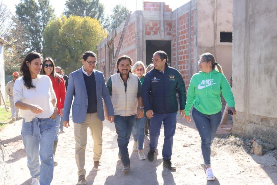 Sáenz verificó el avance de obras en el Hospital y la construcción de 48 viviendas