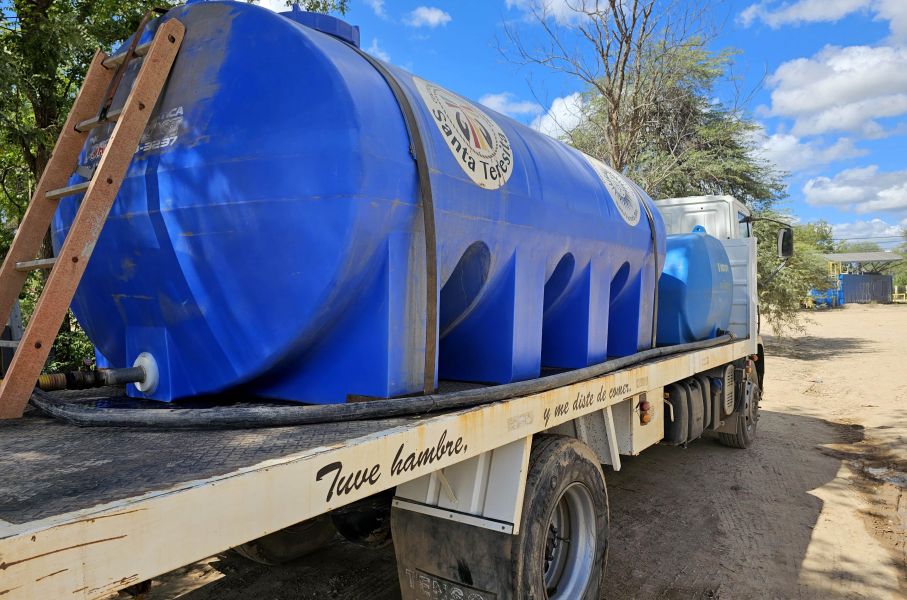 Cerca de dos millones de litros de agua fueron distribuidos en camiones cisternas contratados por la Delegación de Asuntos Indígenas