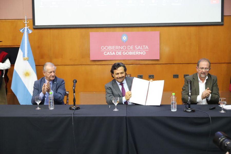 El gobernador Sáenz junto al vicegobernador Marocco y el ministro Camacho.