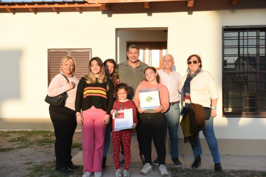 En Cerrillos, el gobernador Sáenz entregó las llaves de sus casas a 300 nuevos propietarios